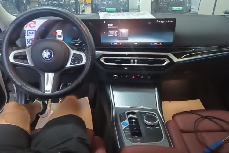 Used BMW i3 2023 eDrive 40 L Midnight Sports Package Center Console