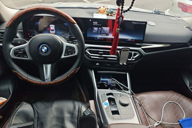 Used BMW i3 2023 eDrive 40 L Midnight Edition Center Console