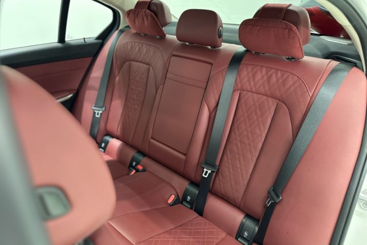 Used BMW i3 2023 eDrive 40 L Midnight Edition Interior 1