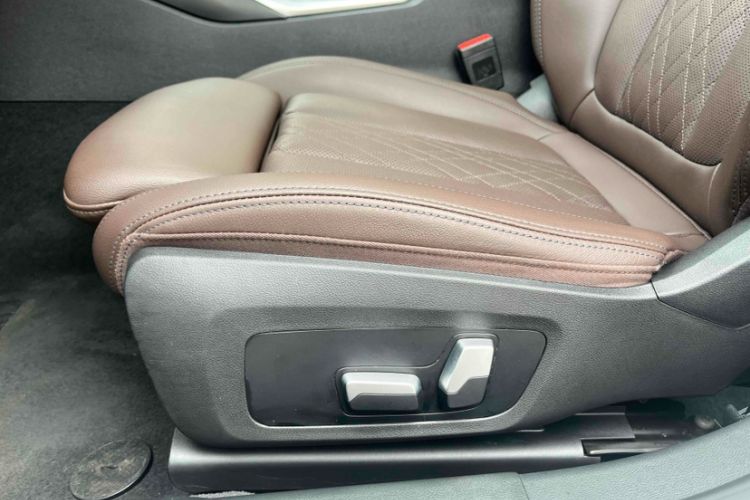 Used BMW i3 2023 eDrive 40 L Midnight Sports Package Interior 5