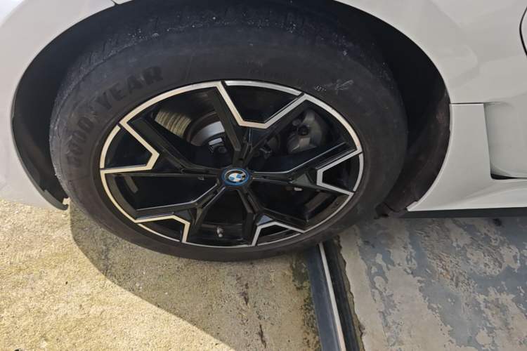 Used BMW i3 2023 eDrive 40 L Midnight Edition Left Front Wheel Hub