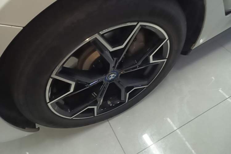 Used BMW i3 2023 eDrive 40 L Midnight Sports Package Left Front Wheel Hub