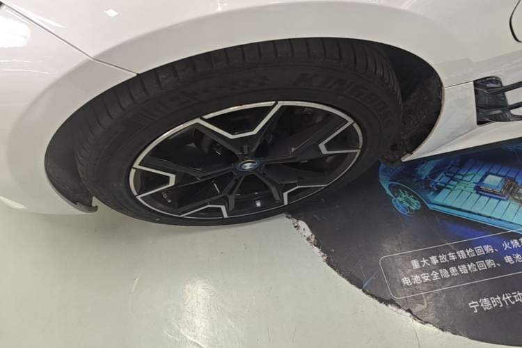 Used BMW i3 2023 eDrive 40 L Midnight Edition Left Front Wheel Hub