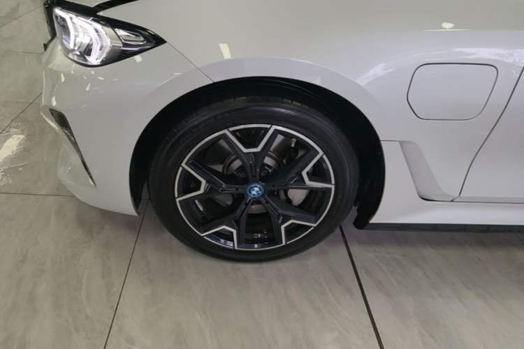 Used BMW i3 2023 eDrive 40 L Midnight Edition Left Front Wheel Hub