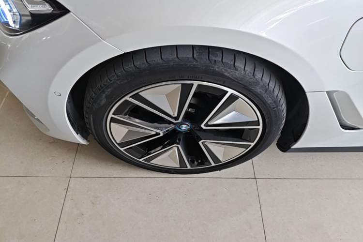 Used BMW i3 2023 eDrive 40 L Midnight Edition Left Front Wheel Hub