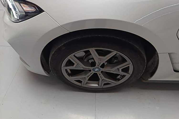Used BMW i3 2023 eDrive 40 L Midnight Edition Left Front Wheel Hub
