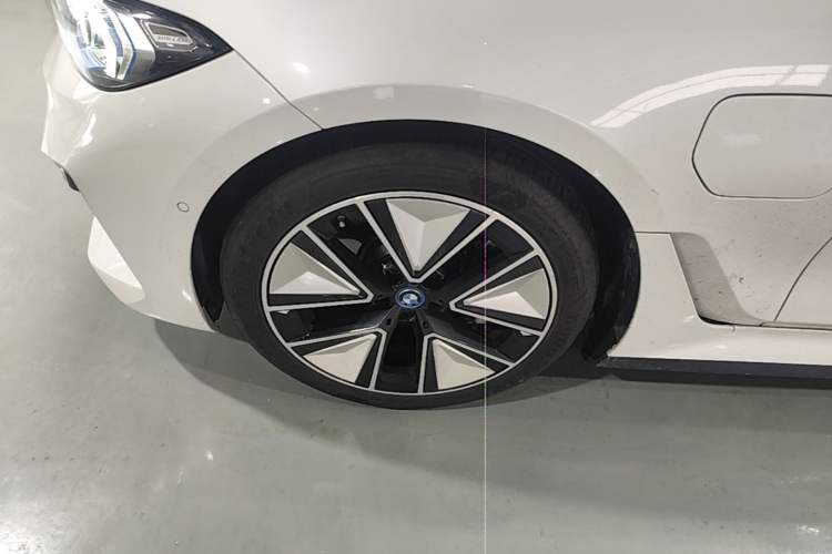 Used BMW i3 2023 eDrive 40 L Midnight Sports Package Left Front Wheel Hub