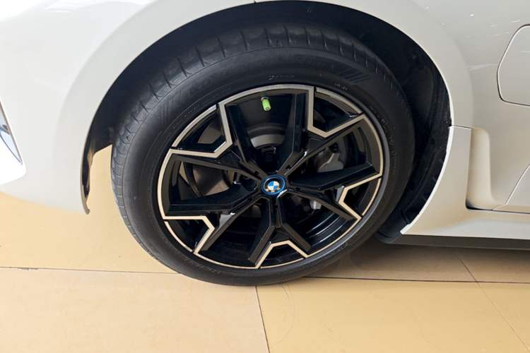 Used BMW i3 2023 eDrive 40 L Midnight Edition Left Front Wheel Hub