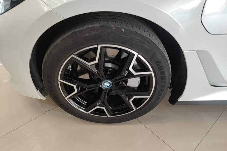 Used BMW i3 2023 eDrive 40 L Midnight Edition Left Front Wheel Hub