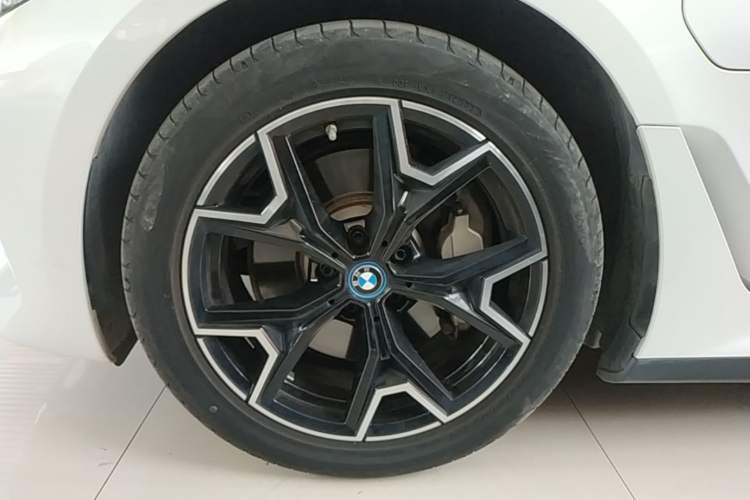 Used BMW i3 2023 eDrive 40 L Midnight Edition Left Front Wheel Hub