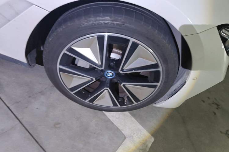 Used BMW i3 2023 eDrive 40 L Midnight Edition Right Front Wheel Hub