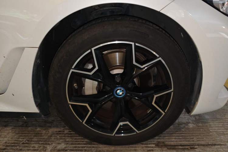 Used BMW i3 2023 eDrive 40 L Midnight Edition Right Front Wheel Hub