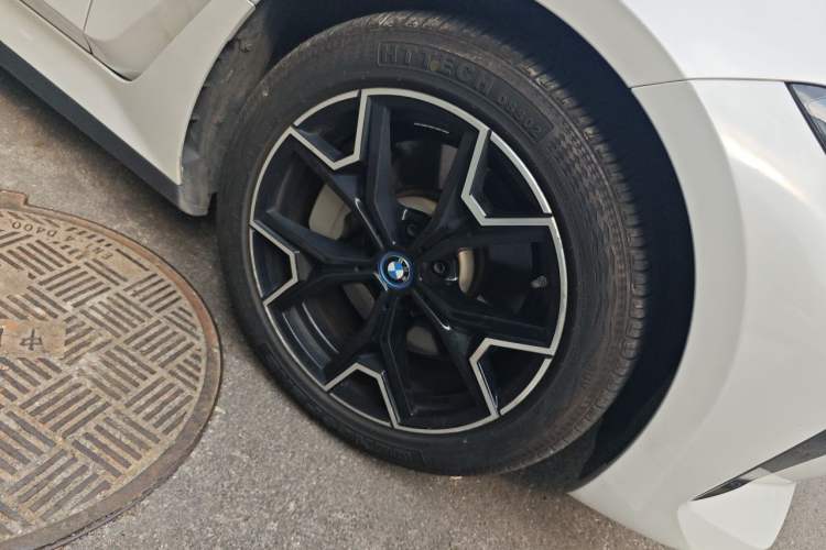 Used BMW i3 2023 eDrive 40 L Midnight Edition Right Front Wheel Hub