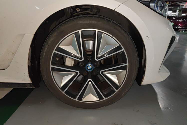 Used BMW i3 2023 eDrive 40 L Midnight Sports Package Right Front Wheel Hub