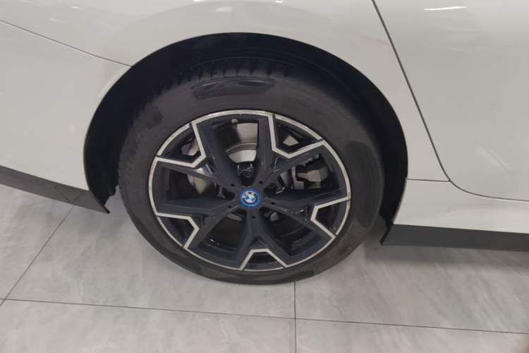 Used BMW i3 2023 eDrive 40 L Midnight Edition Right Rear Wheel Hub