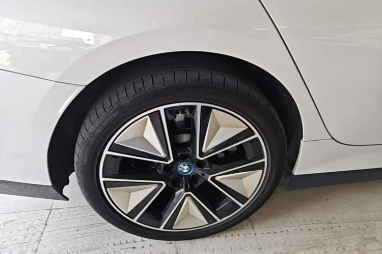 Used BMW i3 2023 eDrive 40 L Midnight Edition Right Rear Wheel Hub