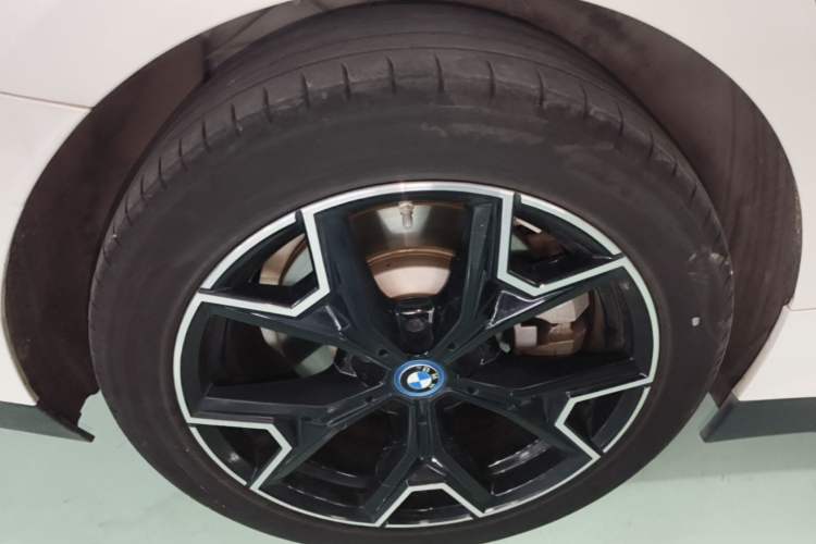 Used BMW i3 2023 eDrive 40 L Midnight Edition Right Rear Wheel Hub