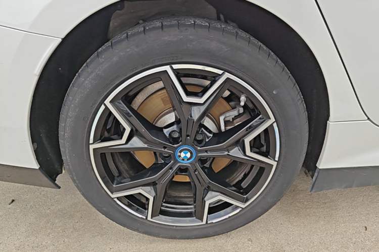 Used BMW i3 2023 eDrive 40 L Midnight Edition Right Rear Wheel Hub