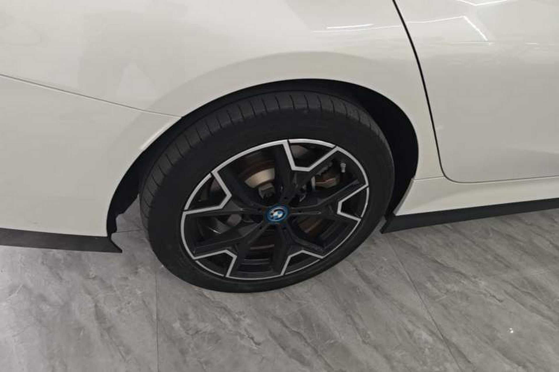 Used BMW i3 2023 eDrive 40 L Midnight Edition Right Rear Wheel Hub
