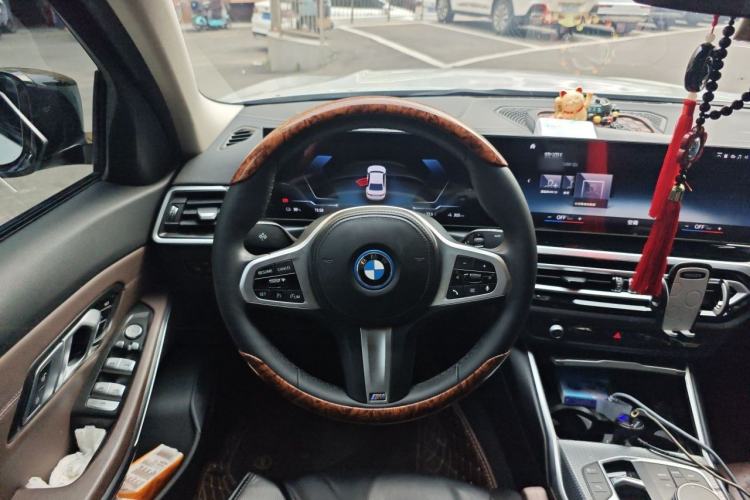 Used BMW i3 2023 eDrive 40 L Midnight Edition Steering Wheel