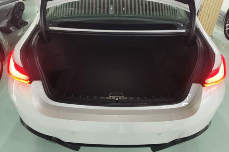 Used BMW i3 2023 eDrive 40 L Midnight Edition Trunk