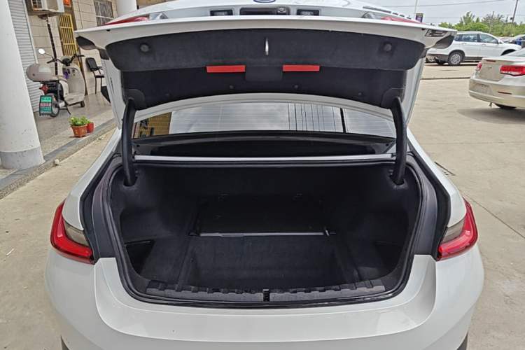 Used BMW i3 2023 eDrive 40 L Midnight Edition Trunk