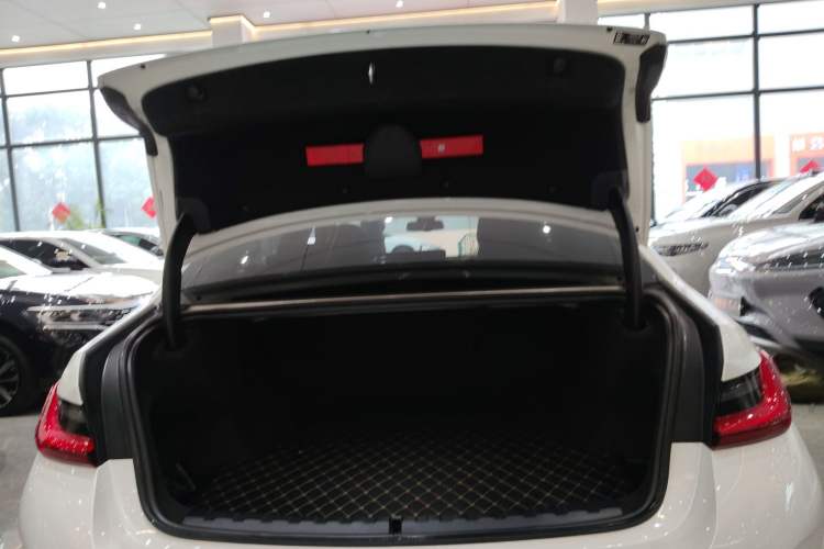 Used BMW i3 2023 eDrive 40 L Midnight Edition Trunk
