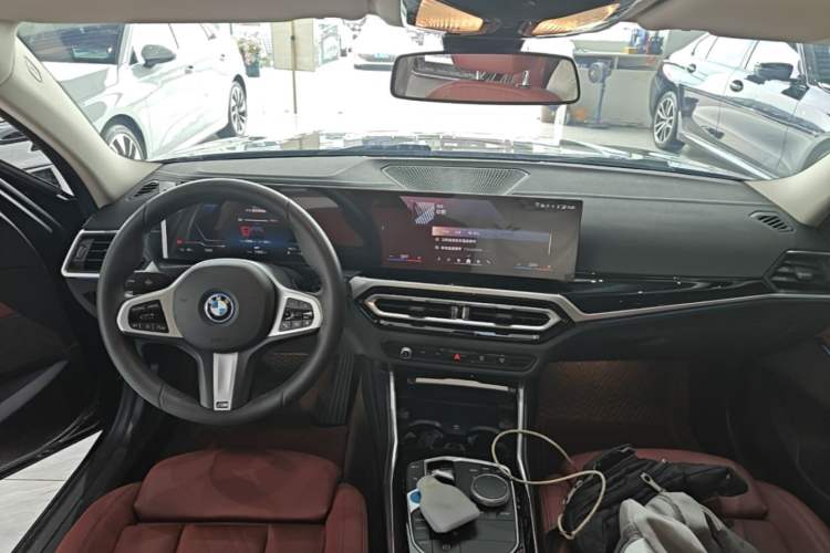 Used BMW i3 2024 eDrive 35 L Center Console