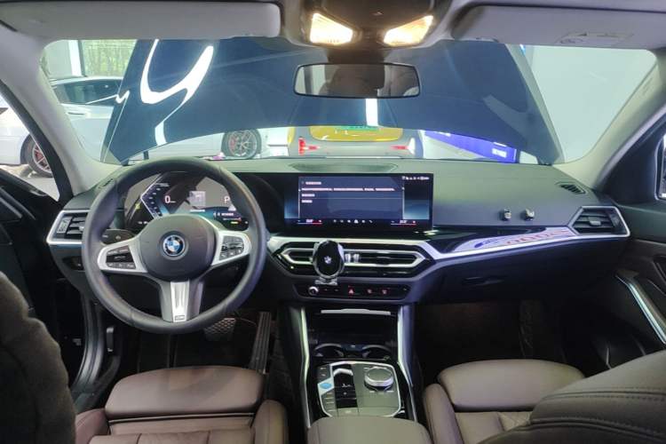 Used BMW i3 2024 eDrive 35 L Center Console