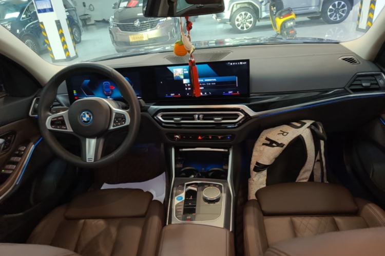 Used BMW i3 2024 eDrive 40 L Midnight Edition Center Console