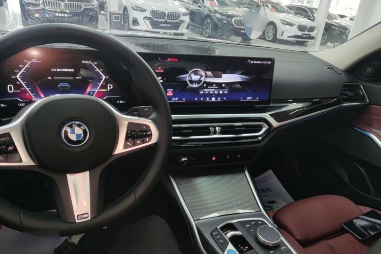Used BMW i3 2024 eDrive 40 L Midnight Sports Package Center Console