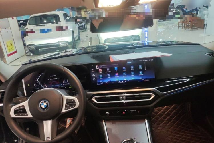 Used BMW i3 2024 eDrive 40 L Midnight Edition Center Console