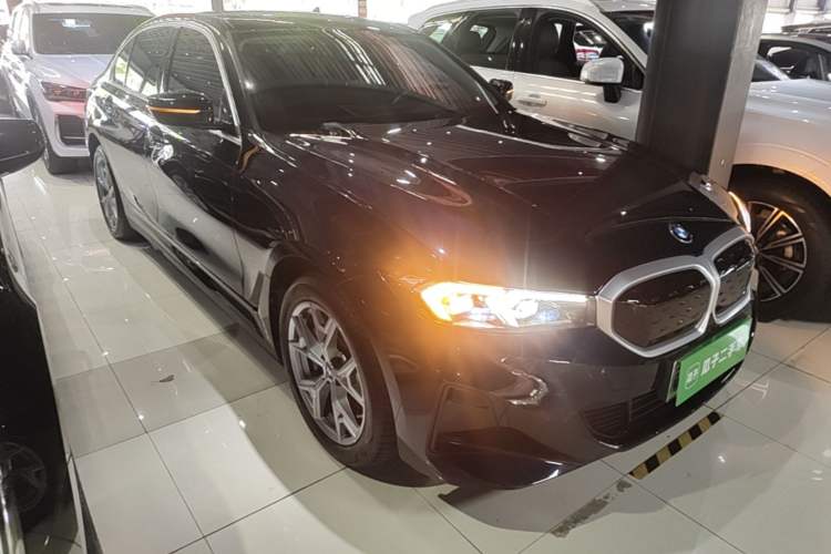 Used BMW i3 2024 eDrive 35 L Front Right 45 Deg