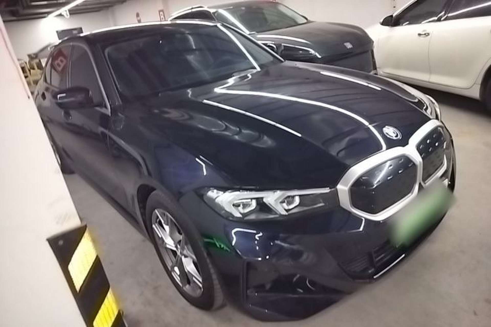 Used BMW i3 2024 eDrive 35 L Front Right 45 Deg
