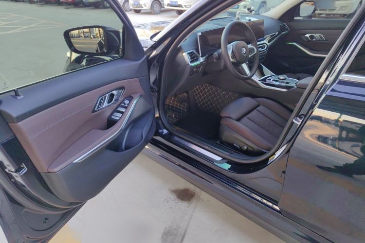 Used BMW i3 2024 eDrive 35 L Interior 4