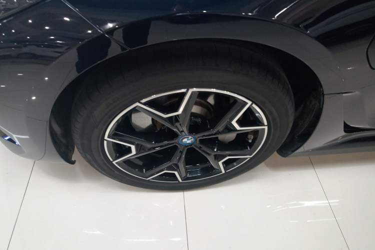 Used BMW i3 2024 eDrive 40 L Midnight Edition Left Front Wheel Hub
