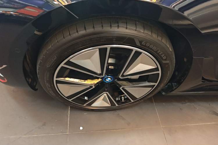 Used BMW i3 2024 eDrive 40 L Midnight Sports Package Left Front Wheel Hub