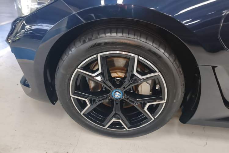 Used BMW i3 2024 eDrive 40 L Midnight Edition Left Front Wheel Hub