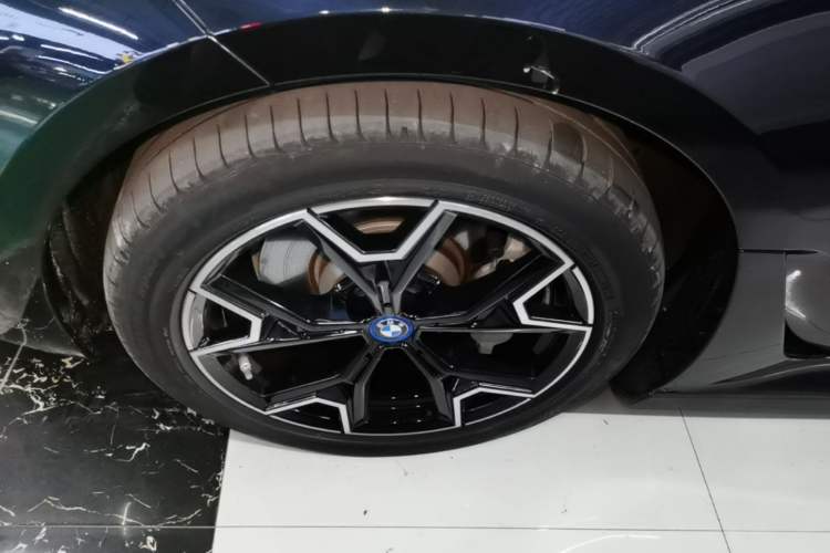 Used BMW i3 2024 eDrive 40 L Midnight Edition Left Front Wheel Hub