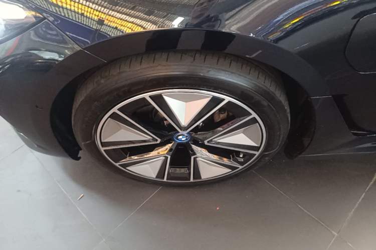 Used BMW i3 2024 eDrive 40 L Midnight Sports Package Left Front Wheel Hub
