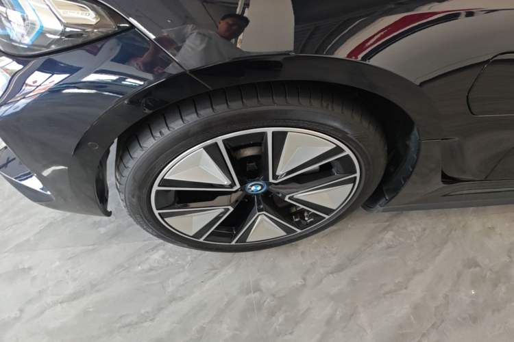 Used BMW i3 2024 eDrive 40 L Midnight Sports Package Left Front Wheel Hub