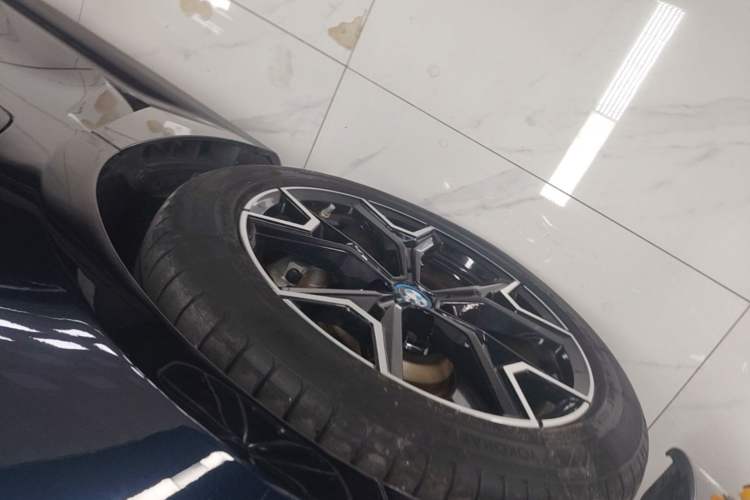 Used BMW i3 2024 eDrive 40 L Midnight Edition Left Front Wheel Hub