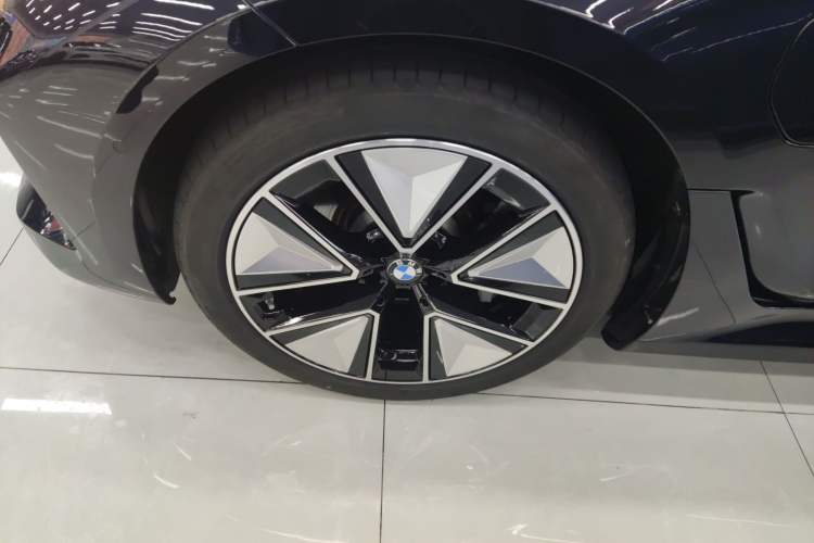 Used BMW i3 2024 eDrive 40 L Midnight Sports Package Left Front Wheel Hub