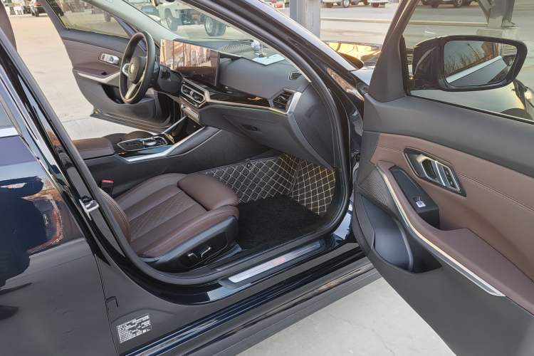 Used BMW i3 2024 eDrive 35 L Right Front Seat