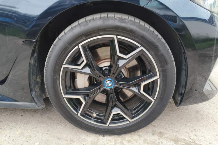 Used BMW i3 2024 eDrive 40 L Midnight Edition Right Front Wheel Hub
