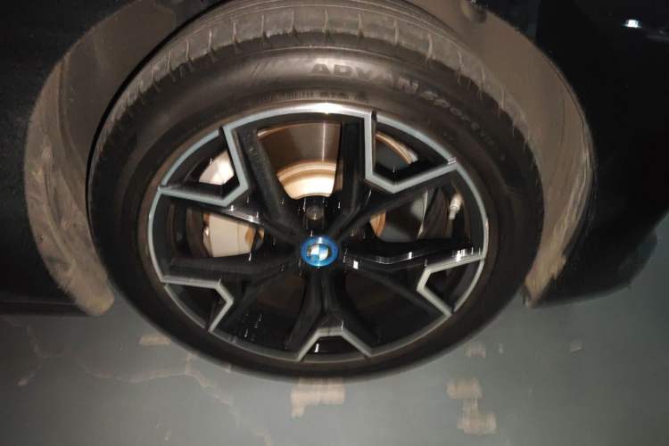 Used BMW i3 2024 eDrive 40 L Midnight Edition Right Front Wheel Hub