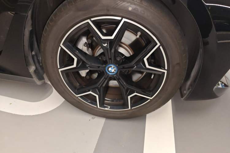 Used BMW i3 2024 eDrive 40 L Midnight Edition Right Front Wheel Hub