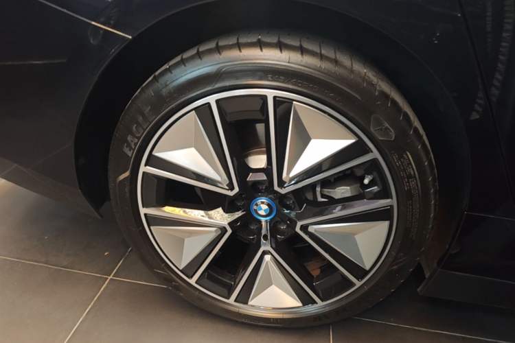 Used BMW i3 2024 eDrive 40 L Midnight Sports Package Right Rear Wheel Hub