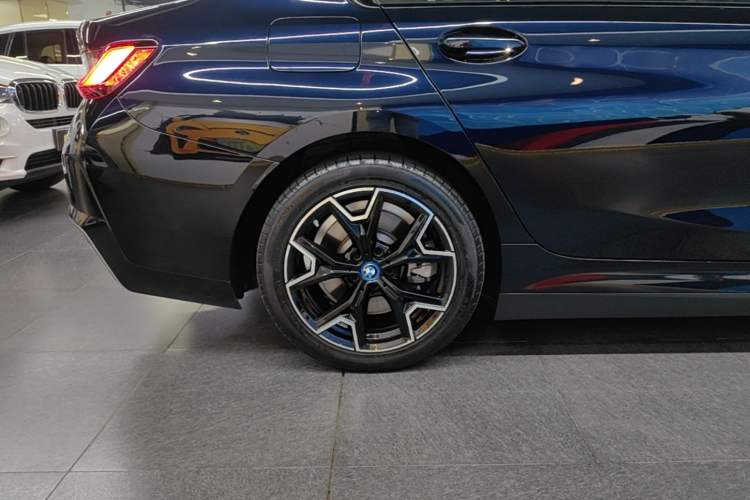 Used BMW i3 2024 eDrive 40 L Midnight Edition Right Rear Wheel Hub