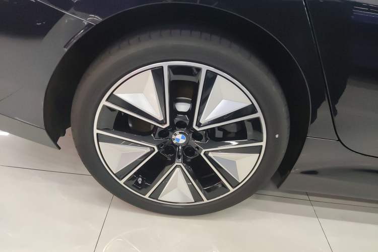 Used BMW i3 2024 eDrive 40 L Midnight Sports Package Right Rear Wheel Hub